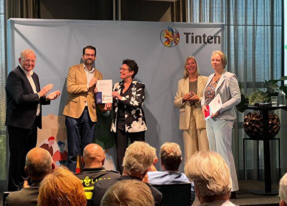 Foto van het congres met van links naar rechts: Johan Brongers, Caspar van den Berg, Yvonne Turenhout, Mirjam Flantua en Avelien Haan.